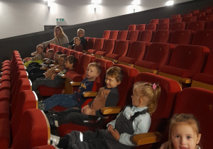 Dzieci w kinie.