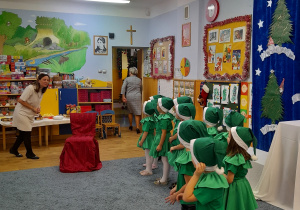 Dzieci w oczekiwaniu na Świętego Mikołaja.