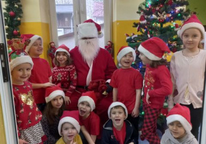 Grupa dzieci z Mikołajem
