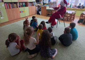 Mikołaj czyta dzieciom