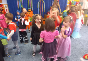 Dzieci tańczą do skocznej muzyki