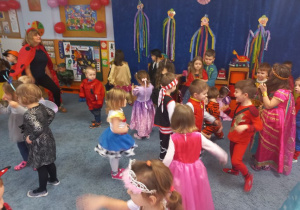 Dzieci tańczą do skocznej muzyki