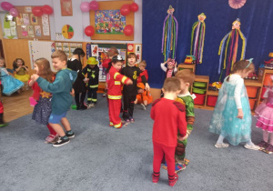 Dzieci biorą udział w konkursie "Taniec na gazecie".