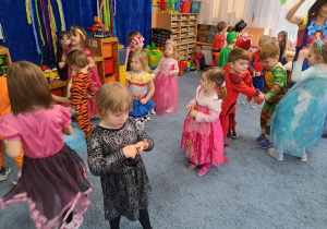 Dzieci tańczą w strojach karnawałowych