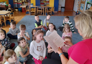 Pani Naczelnik czyta opowiadanie w grupie dzieci najstarszych.