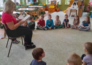 Pani Naczelnik czyta dzieciom z grupy III opowiadanie.