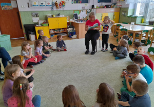 Pani Naczelnik czyta dzieciom z grupy III opowiadanie.