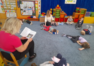 Pani Naczelnik czyta opowiadane, a dzieci z grupy II odpoczywają.