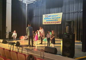 Aktorzy na scenie przed występem – próba mikrofonów.