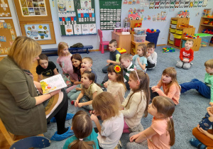 Pani Małgosia czyta dzieciom z najstarszej grupy.