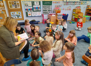 Pani Małgosia czyta dzieciom z najstarszej grupy.