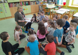 Pani Małgosia czyta poezję w grupie Ptaszków.