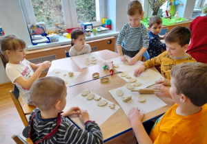 Dzieci bawią się masą solną, wykonują pisanki.