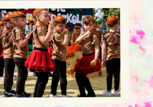 Dzieci - przedszkolaki na scenie w trakcie występu.