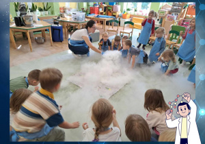 Dzieci obserwują pokaz z użyciem suchego lodu.