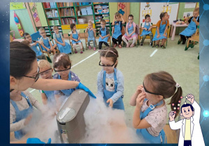 Dzieci pomagają przy chłodzeniu lodów ciekłym azotem.