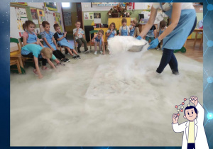 Dzieci podziwiają dym na dywanie z ciekłego azotu.
