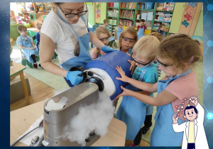 Dzieci pomagają przy chłodzeniu lodów ciekłym azotem.