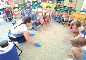 Dzieci dotykają zmrożonej podłogi.