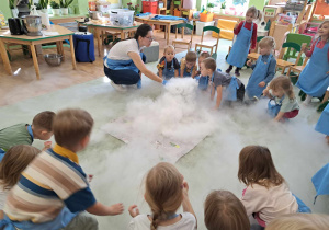 Dzieci dotykają zmrożonej podłogi.