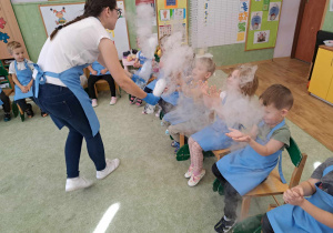 Dzieci dotykają "dymu z suchego lodu.