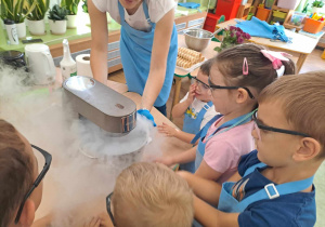 Dzieci pomagają przy produkcji lodów.