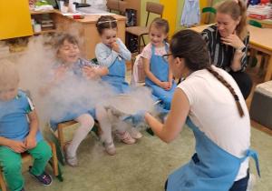 Dzieci podziwiają "dym" z suchego lodu.