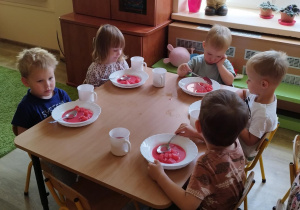 Dzieci jedzące zupę