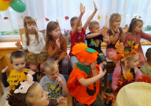 Dzieci zgłaszają się do odpowiedzi poprzez podniesienie rąk do góry.