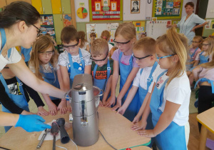 Dzieci obserwują chłodzenie lodów przez ciekły azot.