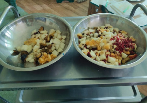 W dwóch miskach znajduje się sałatka owocowa przyrządzona przez dzieci.