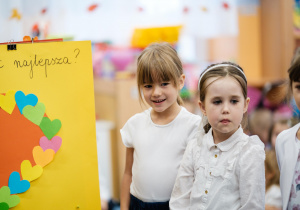 Dzieci prezentujące przygotowany plakat - laurkę.