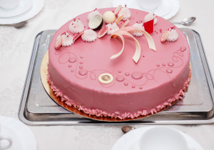 Piękny tort w kolorze pudrowego różu.