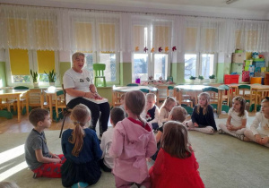 Dzieci siedzą przy Pani Naczelnik Wydziału Edukacji w Aleksandrowie Łódzkim