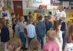 Dzieci śpiewają hymn Polski wraz z Panią Naczelnik