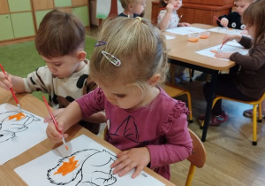 Dziewczynka malująca wiewiórkę farbami