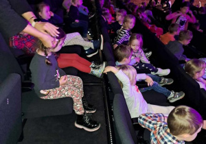 Dzieci oglądają przedstawienie siedząc na widowni