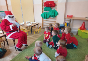 Św. Mikołaj czyta książeczkę dzieciom z grupy I.