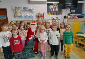 Dzieci z grupy IV pozują ze św. Mikołajem.