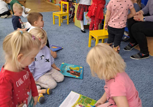 Dzieci z grupy III oglądają książki od św. Mikołaja.