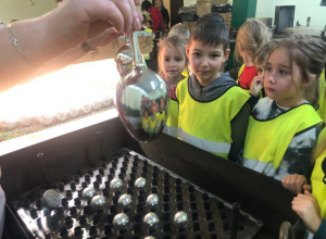 Dzieci oglądające bombkę po etapie "srebrzenia".