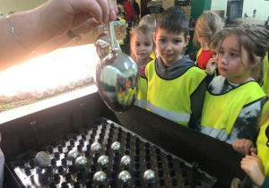 Dzieci oglądające bombkę po etapie "srebrzenia".