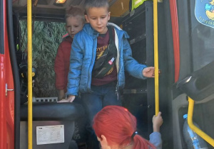 Dzieci oglądają wnętrze wozu strażackiego