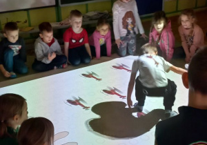 Dzieci bawią się na Magicznym Dywanie