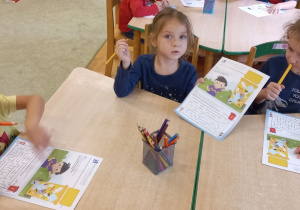 Dzieci wykonują zadanie przy stoliku