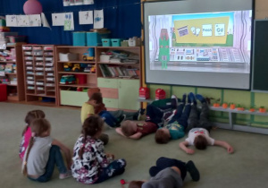 Dzieci oglądają film edukacyjny o segregowaniu śmieci