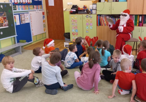 Mikołaj czyta dzieciom książkę