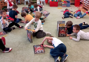 Dzieci oglądają książki od Mikołaja