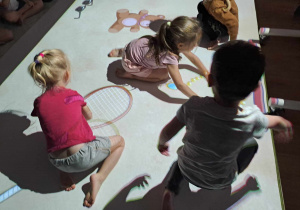 Dzieci podczas zabaw na interaktywnej macie.