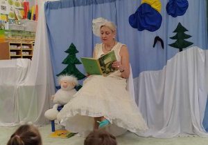 Aktorka czyta bajkę dzieciom